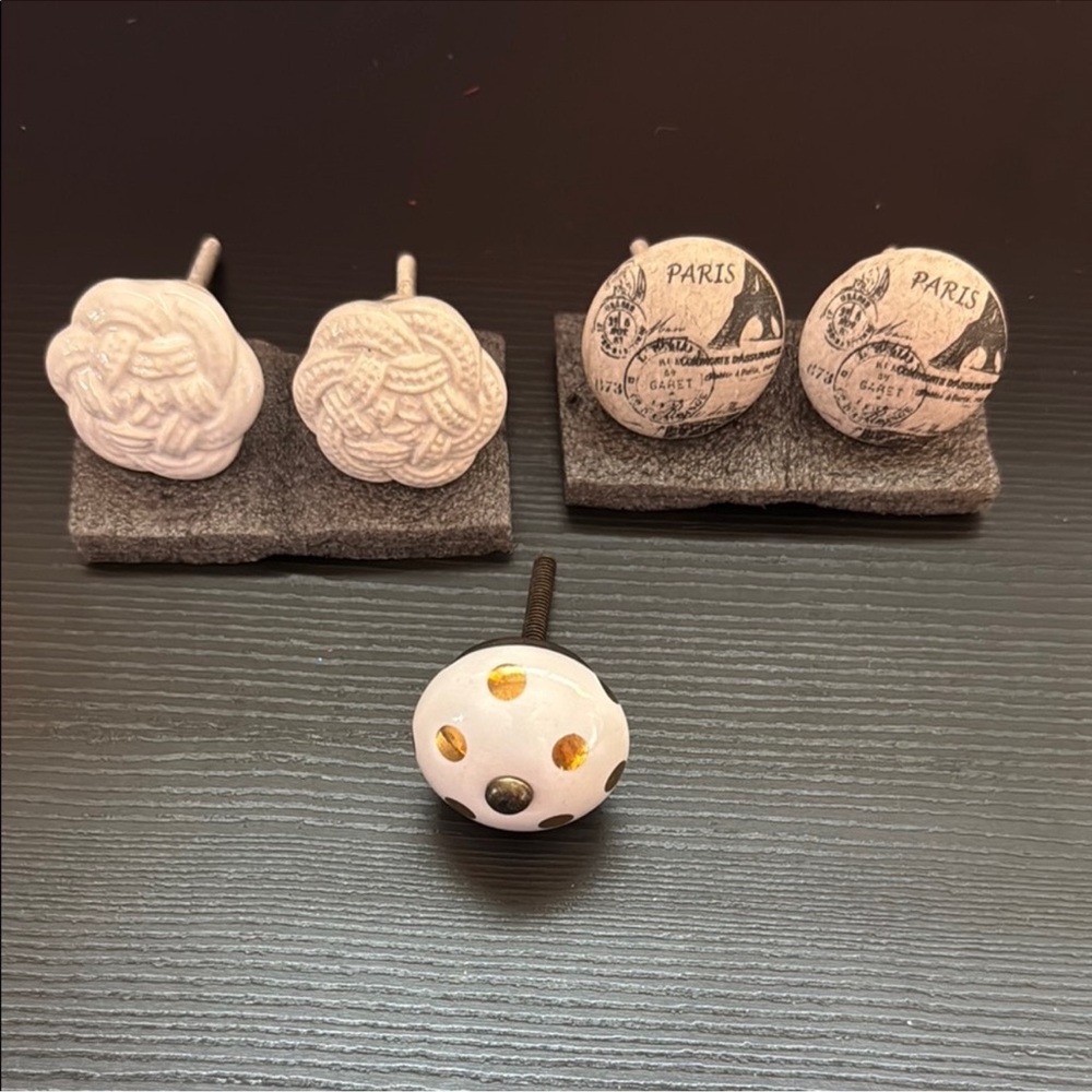 Decorative White and Black Knobs Set